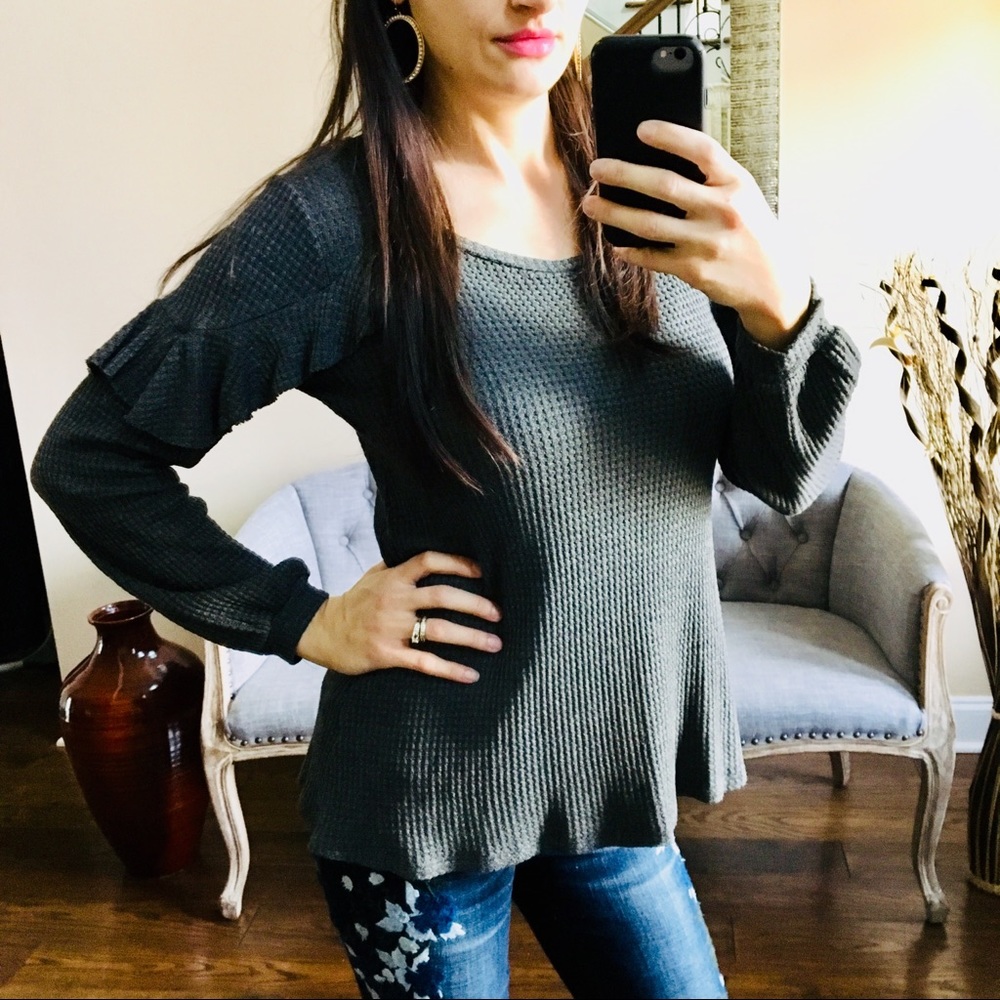 ✨NEW✨Adorable Ruffle Top - Picture 2 of 7